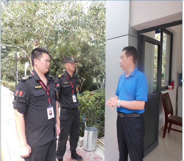 楊愛國（右）和基層保安員交流工作