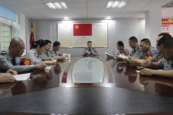 保安員利用休息時間讀書學習